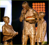 组图：贝克汉姆携爱子颁奖 父子被泼成小金人