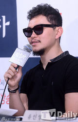 组图：郑容和出席发布会 帅气西装似王子