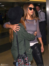 组图：阿尔芭与女友人吻别 上演黏腻“蕾丝情”