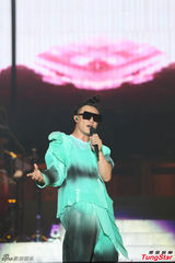 组图：陈奕迅北京开唱不慎滑倒 孙杨谢杏芳撑场