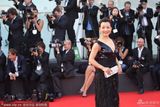 组图：威尼斯闭幕红毯 评委陈冲深V裙美艳