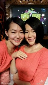 组图：小S骚扰蔡康永蜡像 舌吻抚摸停不下来