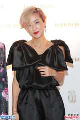 组图：徐濠縈欲把Eason未遮羞版专辑封面晒微博