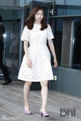 组图：花滑女神金妍儿纯白连衣裙清秀恬美