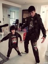 陆毅贝儿萌照神同步 同穿迷彩服化身酷帅父女组