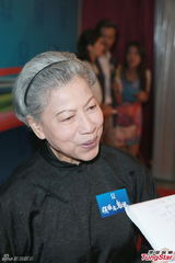 组图：《区区有鬼故》拜神 罗兰姐再演龙婆