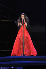 组图：S.H.E七夕北京开演唱会 金曲引大合唱