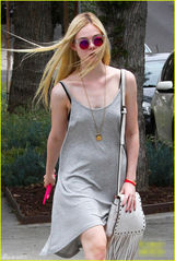 组图：艾丽-范宁休闲连身裙现身显青春时尚