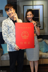 组图：《新娘大作战》杀青 倪妮Angelababy互吻喝交杯