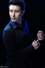 组图：杜俊泽秋日写真大片 西装酷帅男人味足