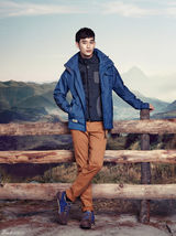 组图：金秀贤变身帅气登山客 贴近自然露笑容