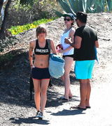 组图：暮光女克里斯汀-斯图尔特超短热裤携友度假 粉嫩屁股蛋见人