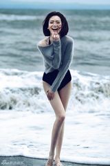 组图：戚薇夏日美腿写真曝光 策马出征世界杯