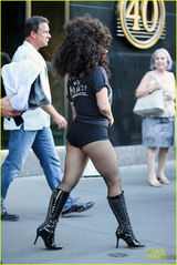 组图：Gaga高跟靴黑网袜魅惑十足 爆炸头吸睛