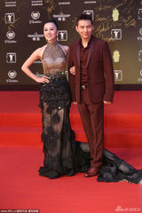 组图：立威廉携《美人邦》剧组亮相尽显绅士范