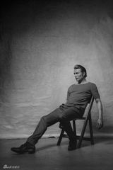 组图：“汉尼拔”米科尔森曝写真 气质神秘迷人