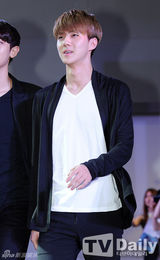 组图：EXO黑白酷装亮相 灿烈搞怪表情多