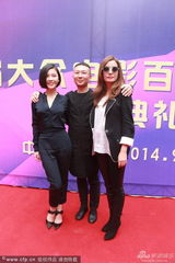 组图：赵薇黑超遮面身材纤瘦 黄晓明西装帅气