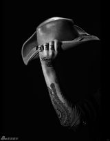 组图：吴秀波朋克写真 英伦大叔变身摇滚型男