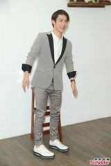 组图：阿本庆生肤色粉嫩似18 狂练肌肉欲变硬汉