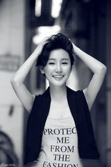 组图：刘璐珈黑白写真曝光 清新甜美妩媚撩人