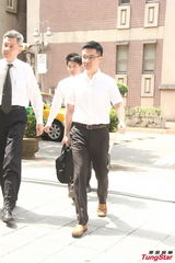 组图：小S黑衣前往法庭似有心事 夫家三口陪同