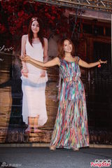 组图：丁当获怪兽赠脚踏车 花500万西班牙拍MV