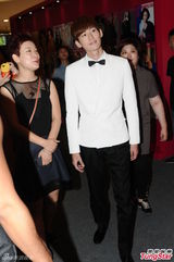 组图：张翰五年后考虑结婚 陈乔恩秀美背抢风头