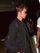 组图：暮光男帕丁森一脸胡茬头靠电梯显疲态