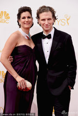 组图：《纸牌屋》主演塞巴斯蒂安携妻亮相