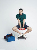 组图：刘亚仁宅男Look写真 尽显调皮大男孩本色