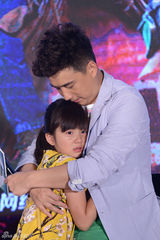 组图：父亲节礼物被泄露 黄磊女儿多多大哭