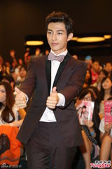 组图：炎亚纶李毓芬现身签书会 (炎亚纶遭讥整形关微博)