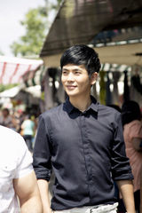 组图：张晓龙玩转米兰周末市场 品蔬果忆乡味