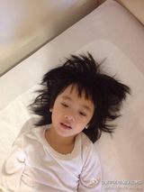 组图：吴镇宇调侃儿子像女孩 被称坑娃神爹