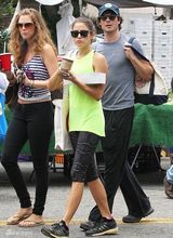 组图：“吸血鬼”伊恩与《暮光》妮基恋情曝光