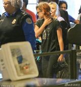 组图：暮光女变太妹！染红发盘头不羁做自己