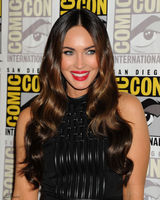 组图：女神归来！梅根-福克斯魅惑动人秀美背