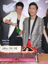 组图：杜德伟演唱会后激吻妻子 拒邀旧爱上台