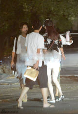 组图：张歆艺与老公牵手压马路 共享浪漫晚餐