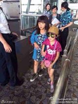 组图：《爸爸2》星爸萌娃抵新西兰 妈妈团随行