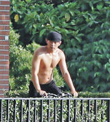 组图：周杰伦昆凌贴脸搂抱秀恩爱 周妈淡定围观