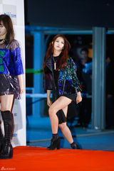 独家：韩女团同场争人气 抛胸露腿抢风头