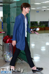组图：池昌旭赴日办粉丝会 衬衣休闲风亮相机场