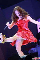 组图：看王菀之演唱会72变！泳装透视钢管舞