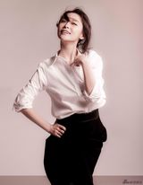 组图：李曼OL装秀S曲线 身姿灵动撩发甜笑