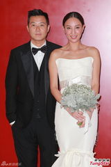 组图：郑希怡大婚热吻老公 欲为阿娇牵红线