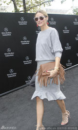 纽约名媛奥利维亚-帕勒莫灰裙踩细跟 流苏手包时尚(图)