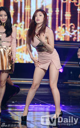 组图：《冠军秀》Super Junior夺首冠 成员兴奋摆剪刀手