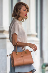 组图：斯威夫特短裙美腿傲人 红唇素衣似芭比